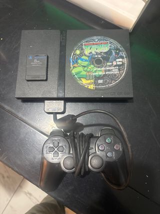 PlayStation 2 con gioco, memory card e controller