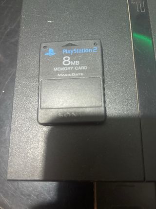 PlayStation 2 con gioco, memory card e controller