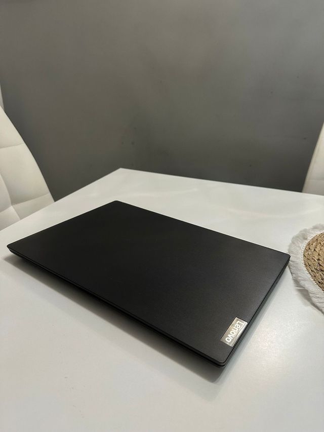 Lenovo V15 como nuevo