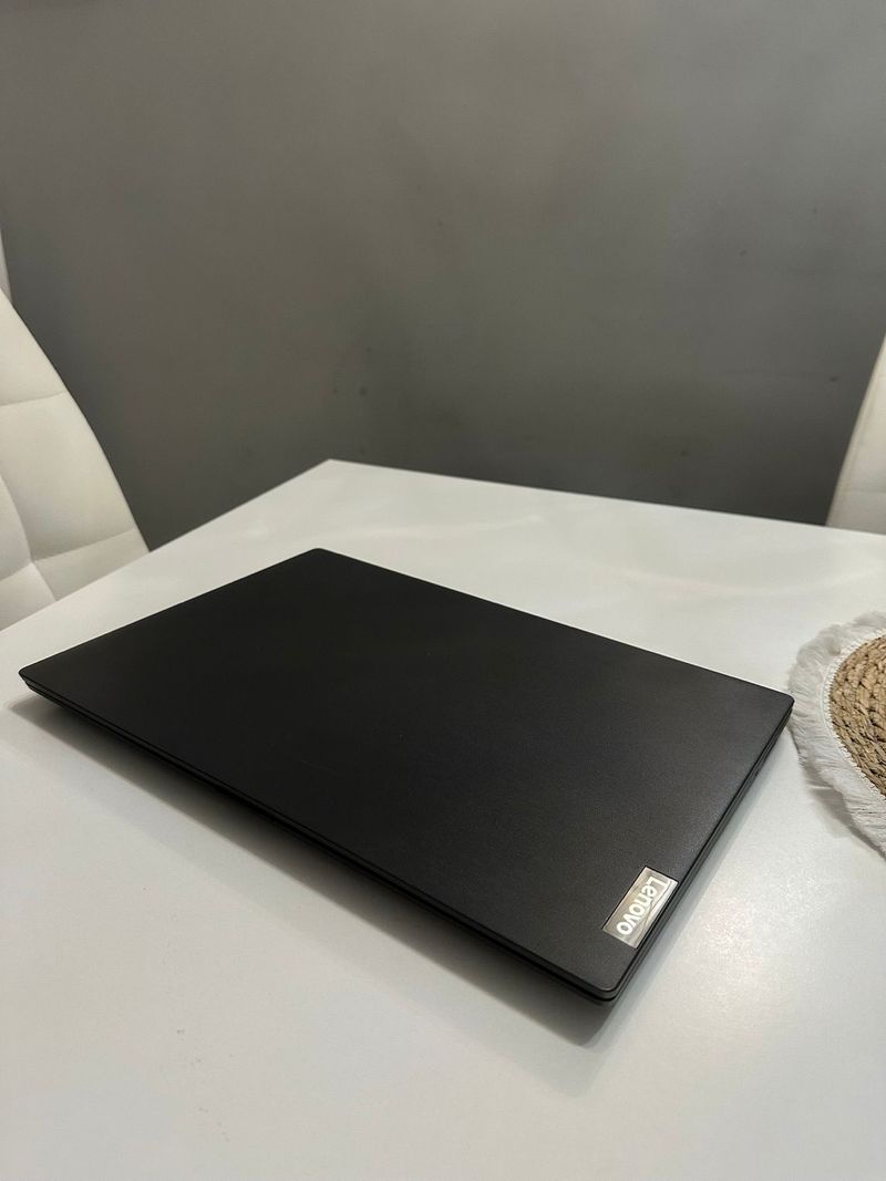 Lenovo V15 como nuevo