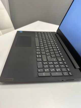Lenovo V15 como nuevo