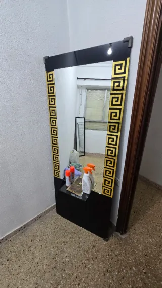 Espejo de barbería con marco dorado