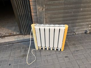 Radiador de pared blanco y amarillo