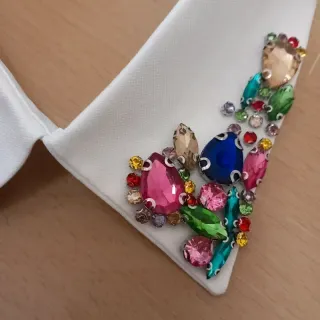 Finto colletto con strass