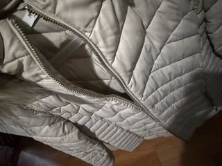 Chaquetón beige con capucha y pelo