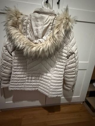Chaquetón beige con capucha y pelo