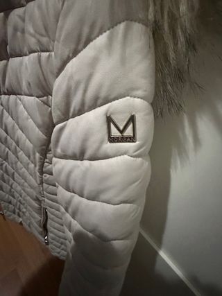 Chaquetón beige con capucha y pelo