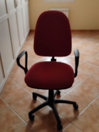Silla de escritorio roja y negra