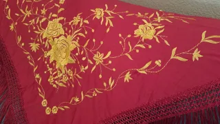 Manton rojo bordado dorado