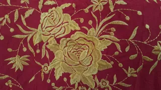 Manton rojo bordado dorado