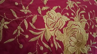 Manton rojo bordado dorado