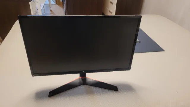 Monitor LG Negro y Rojo
