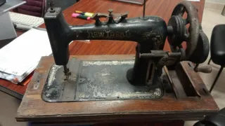 Máquina de Coser Antigua New Ideal