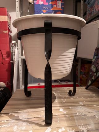 Macetero forja negro y blanco