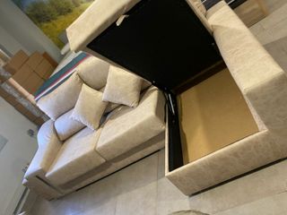 Sofá con Arcón en el Chaiselongue + 2 Puffs