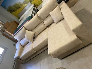 Sofá con Arcón en el Chaiselongue + 2 Puffs