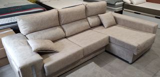 Sofá con Arcón en el Chaiselongue + 2 Puffs