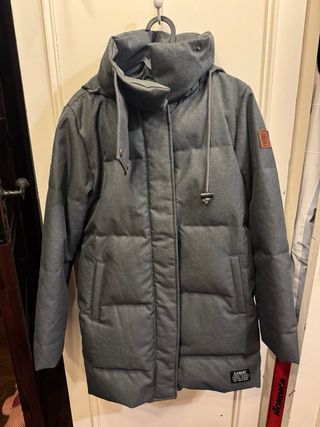 Abrigo Element gris y rojo por dentro