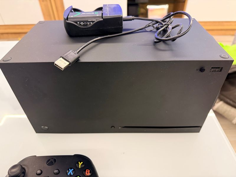 Xbox Series X con mando y caja