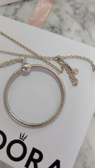 Collar largo Pandora con anillo para charms.