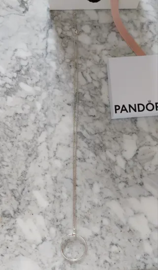 Collar largo Pandora con anillo para charms.