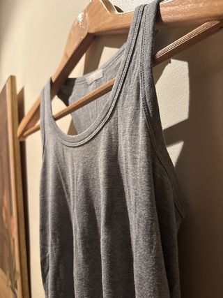 Camiseta tirantes gris básica
