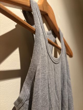 Camiseta tirantes gris básica