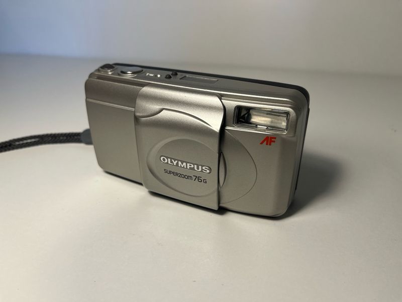 Cámara analógica Olympus Superzoom 75G + Estuche