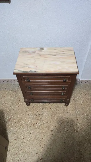 Mesita de noche de madera con mármol