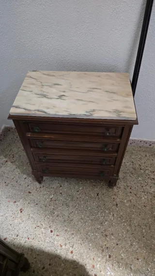 Mesita de noche de madera con mármol