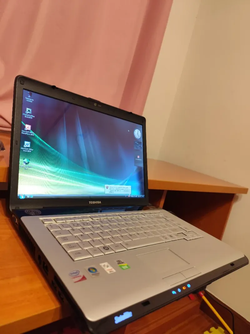 Portátil Toshiba Satellite Plata/Negro afbeelding 2