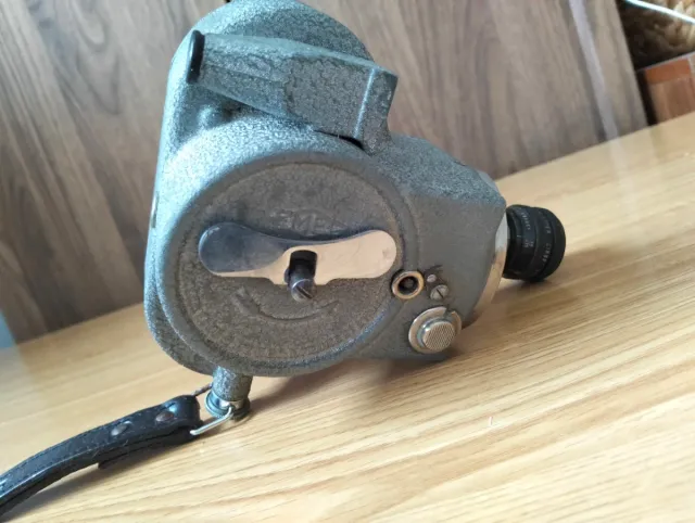Cámara cine 16mm EMEL de cuerda + objetivo Berthi