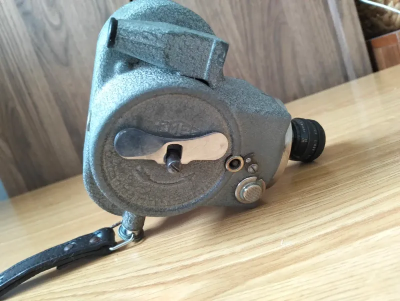 Cámara cine 16mm EMEL de cuerda + objetivo Berthi