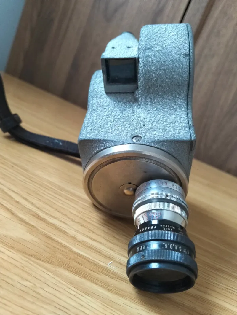 Cámara cine 16mm EMEL de cuerda + objetivo Berthi afbeelding 2