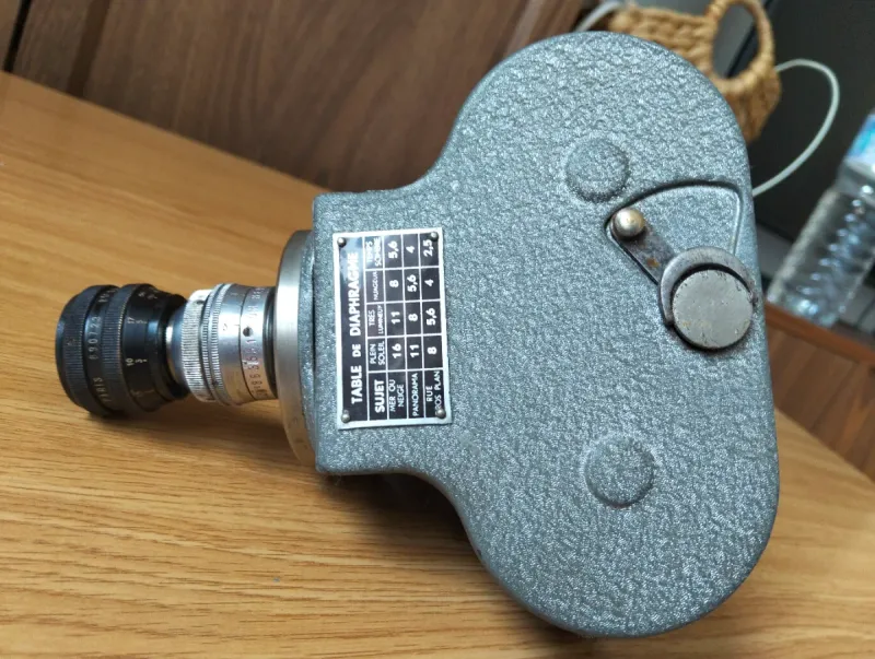 Cámara cine 16mm EMEL de cuerda + objetivo Berthi afbeelding 4