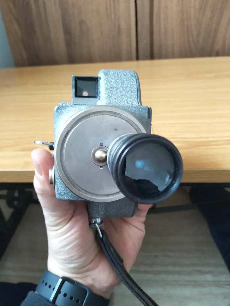 Cámara cine 16mm EMEL de cuerda + objetivo Berthi afbeelding 10