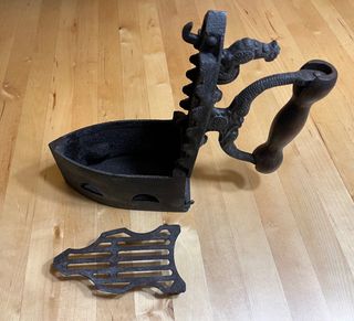 Plancha antigua hierro y madera decorativa