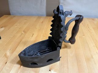 Plancha antigua hierro y madera decorativa