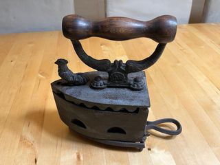 Plancha antigua hierro y madera decorativa