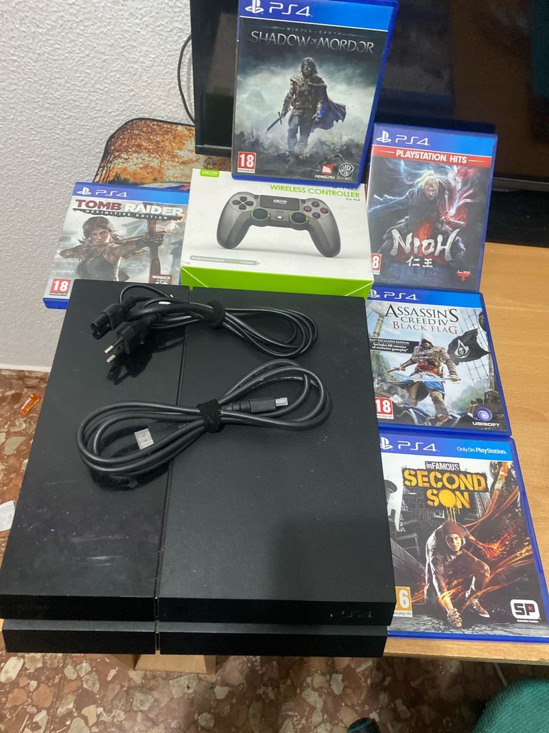 PS4 (PlayStation 4) Negra + 5 Juegos