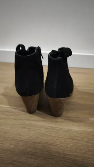 Botín de piel negro