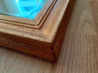 Elegante espejo con moldura dorada