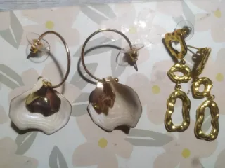 Pendientes dorados con detalles blancos