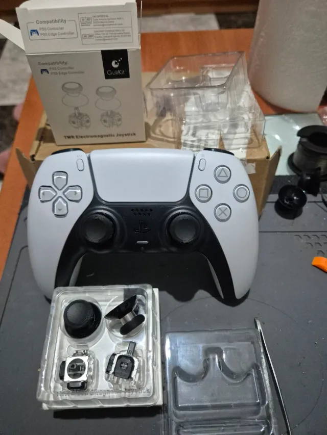 Mando PS5 con sticks Gulikit magnético