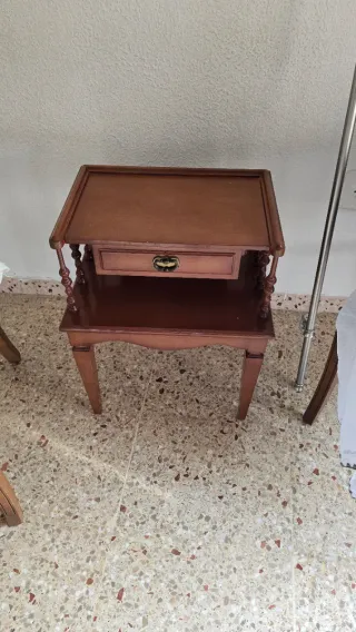 Dos muebles  Escritorio de madera con