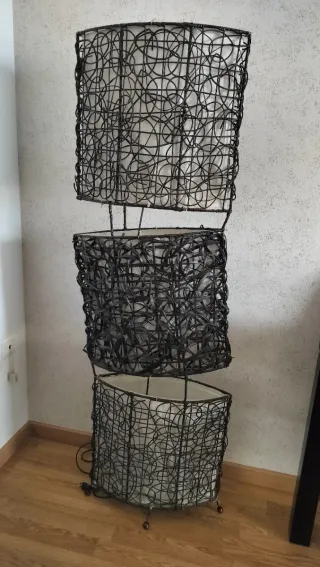 Lámpara de pie de fibras tejidas