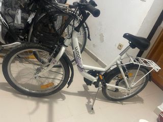 Bicicleta urbana blanca con cesta