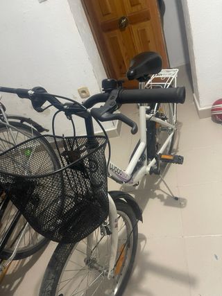 Bicicleta urbana blanca con cesta