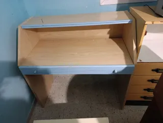 Escritorio madera con detalles azules