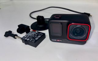 Insta360 Ace Pro Cámara Negra y Roja